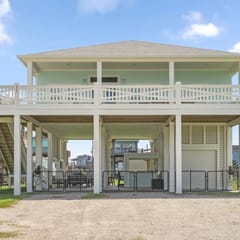 5 Min to Margaritaville, Fenced Yard + Beach Vibes