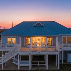 Amazing Views, 4bd/2bth, Deck, Easy Walk to Beach