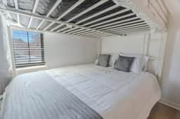 Modern 3BR near downtown with fenced backyard - Image 4