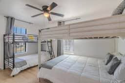 Modern 3BR near downtown with fenced backyard - Image 3