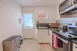 Modern 3BR near downtown with fenced backyard - Image 5