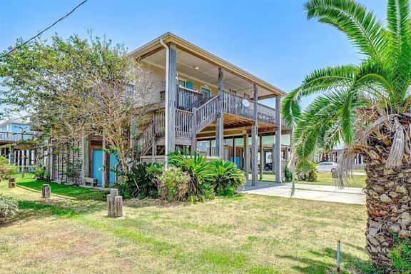 Gulf Views & Coastal Breezes | Pet Friendly + Deck - Image 1