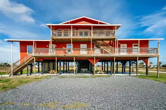 Unit B of Crystal Beach's Premier Triplex 2Bd/1Bth - Image 1