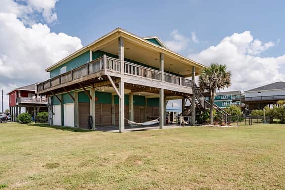 Beachfront • Fire Pit • Gourmet Kitchen • Views