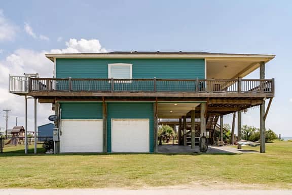 Beachfront • Fire Pit • Gourmet Kitchen • Views