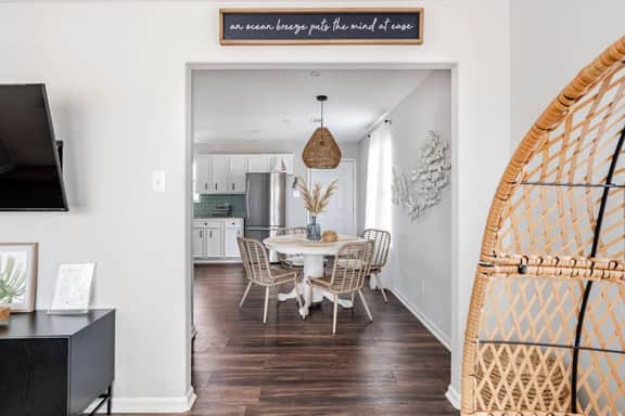 Cozy 2BR w/ King, 3 min to Beach