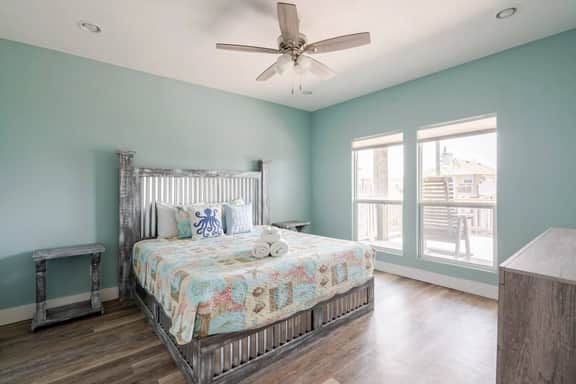 King Bed, Fireplace. Sleeps 8