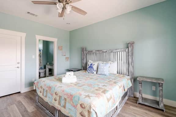 King Bed, Fireplace. Sleeps 8