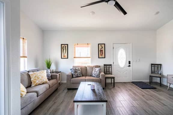 Unit B of Crystal Beach's Premier Triplex 2Bd/1Bth - Image 2