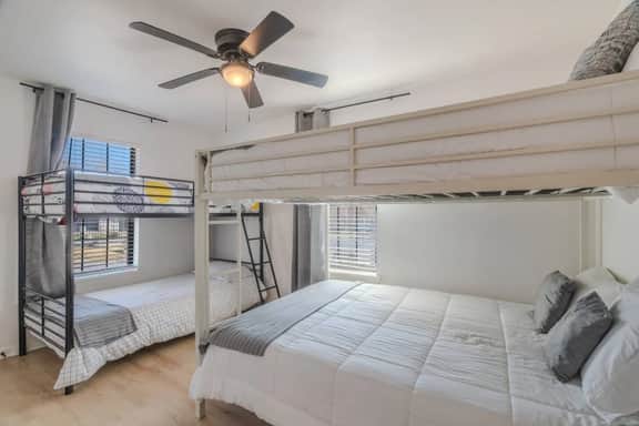 Modern 3BR near downtown with fenced backyard - Image 3