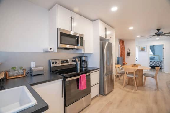 Modern 3BR near downtown with fenced backyard - Image 2