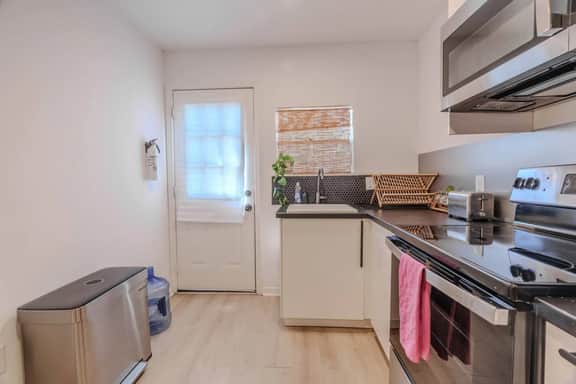 Modern 3BR near downtown with fenced backyard - Image 5