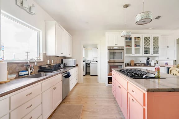 Beachfront • Fire Pit • Gourmet Kitchen • Views