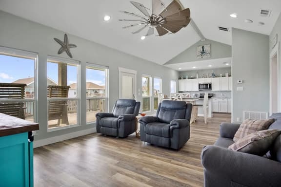 King Bed, Fireplace. Sleeps 8