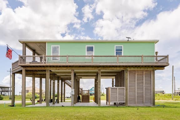 King Bed, Beach Views, The Lost Salt Surf Shack - Image 1