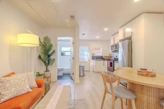 Modern 3BR near downtown with fenced backyard - Image 1